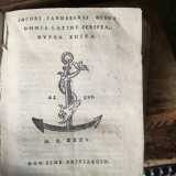�Il pezzo pi� antico che abbiamo � invece una prima edizione del 1535: �Opera omnia latine scripta� di Sannazarii � sottolinea Leonardo  �. Il suo valore � di circa mille euro, perch� riporta in ottime condizioni il logo dell�editore Aldo Manuzio: un��ncora�